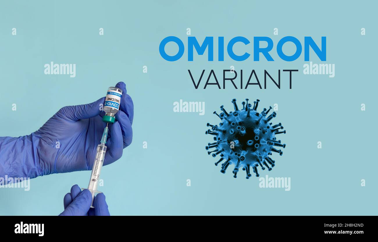 Primo piano della siringa con le mani e del flaconcino di vaccino covid su sfondo blu con testo omicron Foto Stock