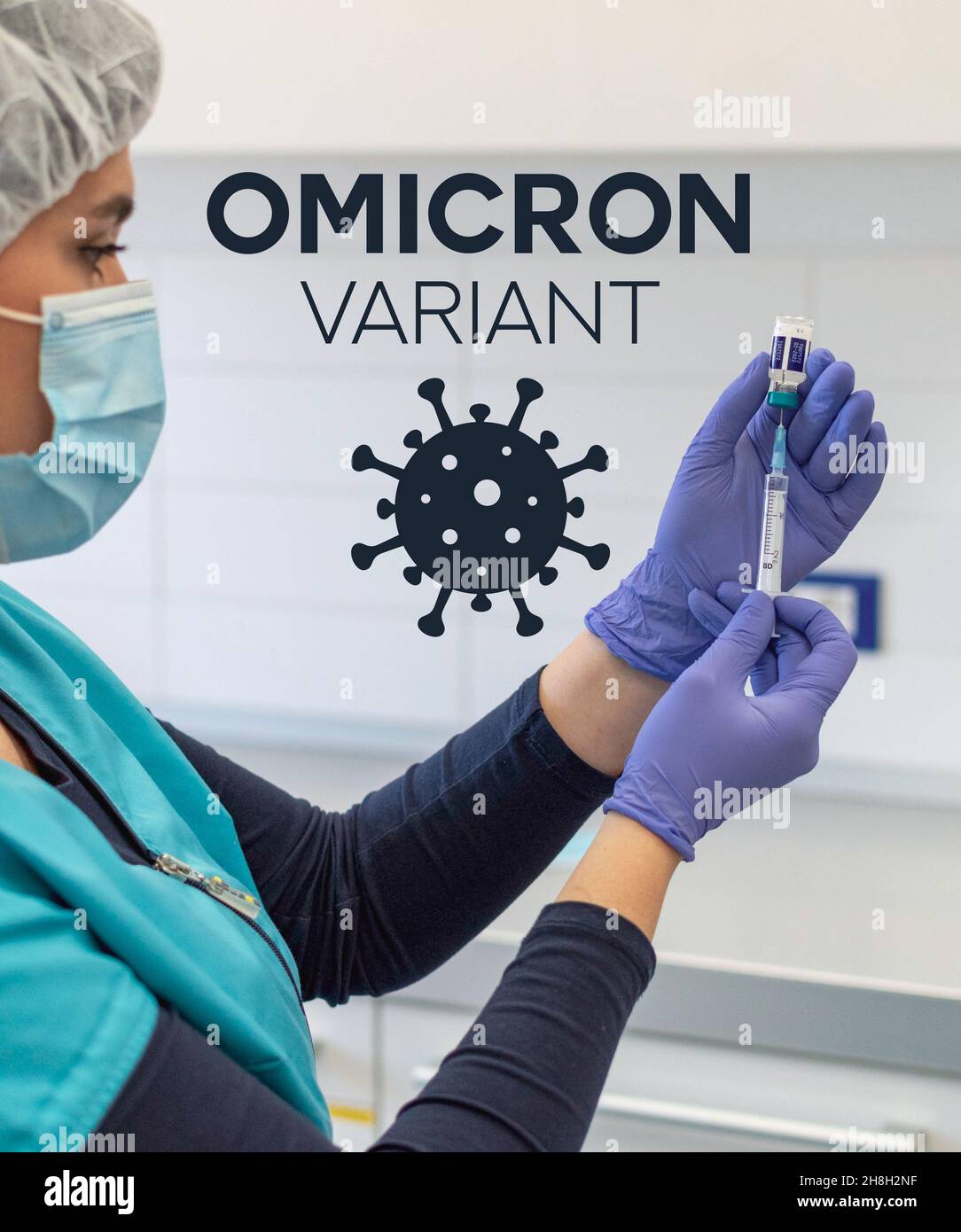 Primo piano della siringa di contenimento del medico e del flaconcino di vaccino covid su sfondo bianco con testo omicron Foto Stock