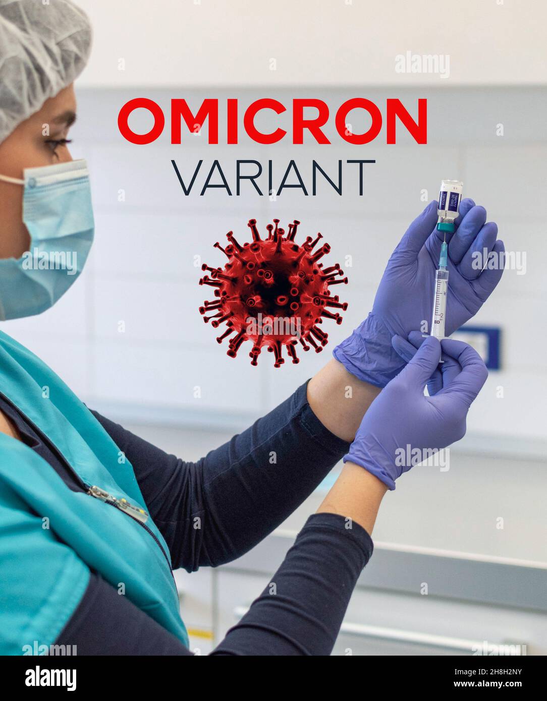 Primo piano della siringa di contenimento del medico e del flaconcino di vaccino covid su sfondo bianco con testo omicron Foto Stock