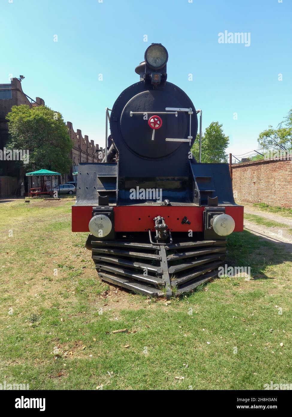REMEDIOS DE ESCALADA - BUENOS AIRES, ARGENTINA - Nov 08, 2021: Grande locomotiva a vapore classe 12H per treni passeggeri a lunga distanza Vulcan Foundry chas Foto Stock