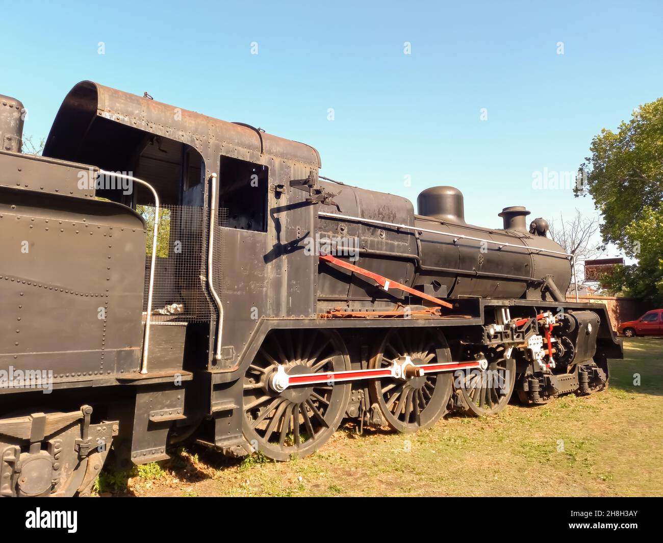 REMEDIOS DE ESCALADA, ARGENTINA - Nov 22, 2021: Grande locomotiva a vapore classe 12H per treni passeggeri a lunga distanza Vulcan telaio fondry - BRI Nord Foto Stock