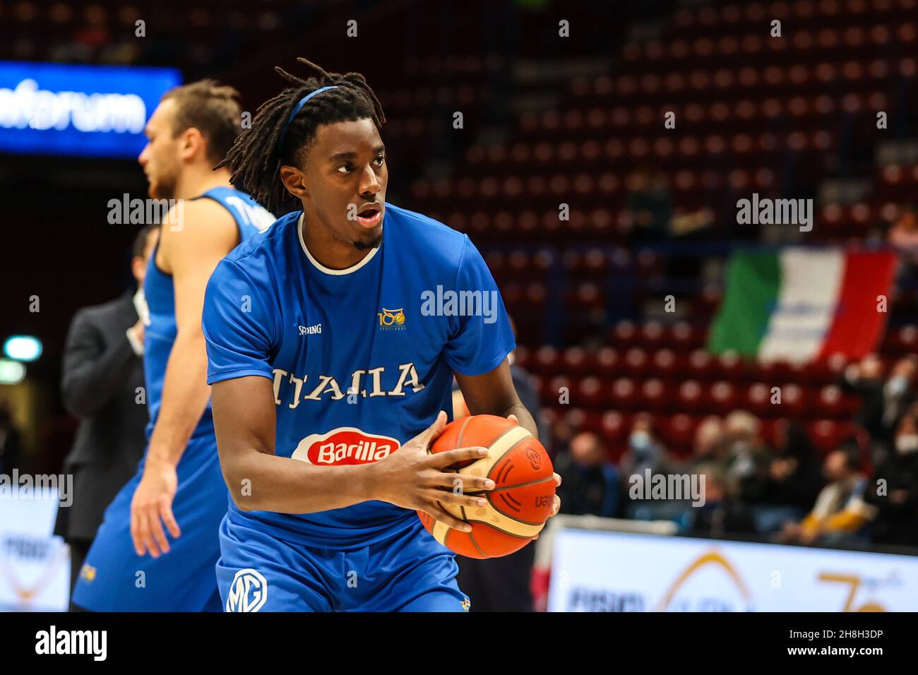 Nicola Akele #45 d'Italia si riscalda durante la FIBA Basketball World Cup 2023 European Qualifiers 1st Round Group H match tra Italia e Paesi Bassi Foto Stock