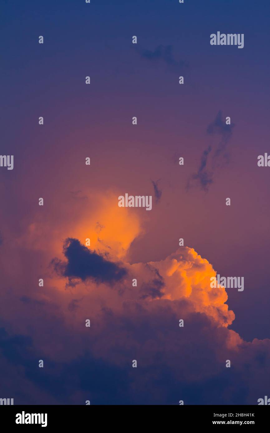 Cielo colorato e suggestivo con nuvole arancioni e blu al tramonto, trama astratta dello sfondo. Foto Stock