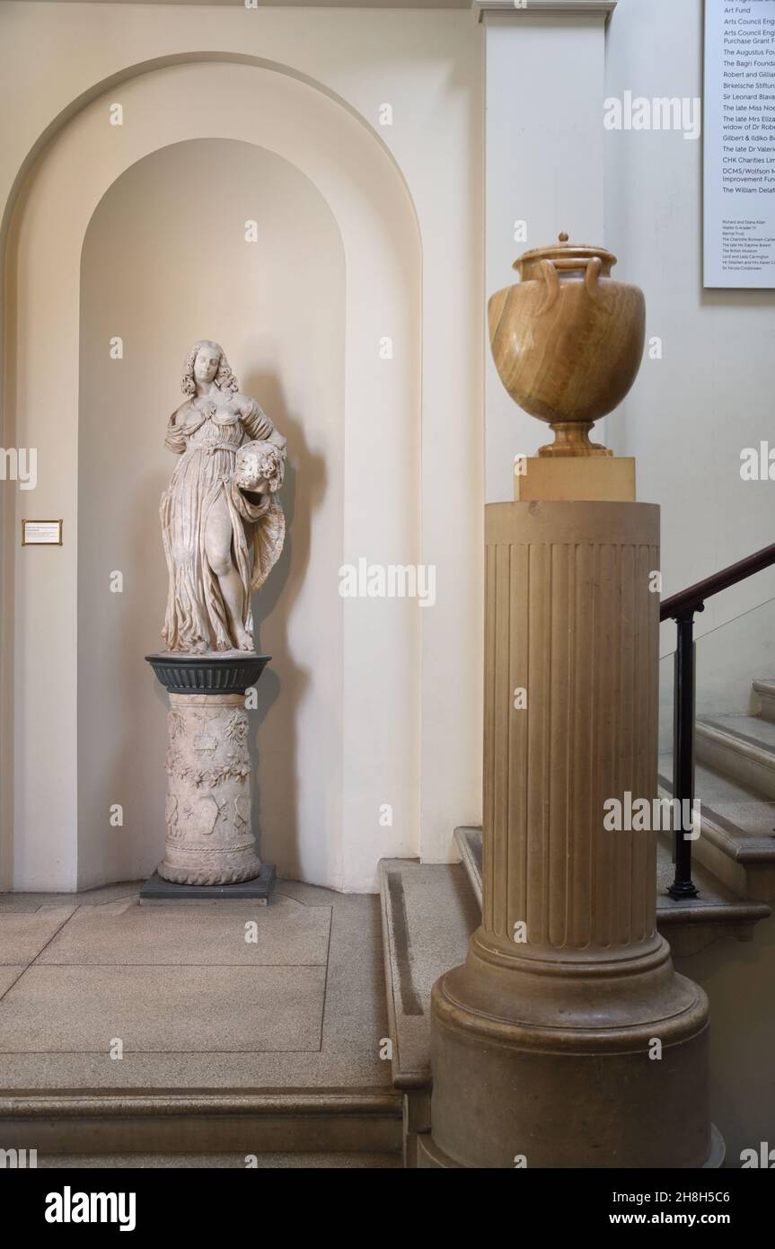 Ingresso neoclassico con statua di marmo del Giudito del c17th e testa di Holofernes di Francois Dieussart (C1600-1661), Ashmolean Museum Oxford Foto Stock