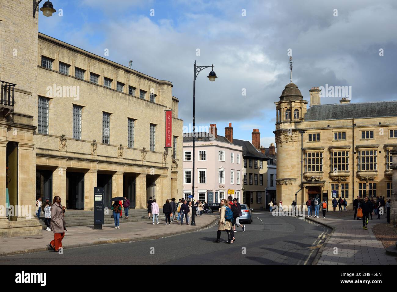 Gli amanti dello shopping su Broad Street Oxford con l'Indan Institute Building (1883) a sinistra, ora la Oxford Martin School parte della Oxford University Oxford Inghilterra Foto Stock