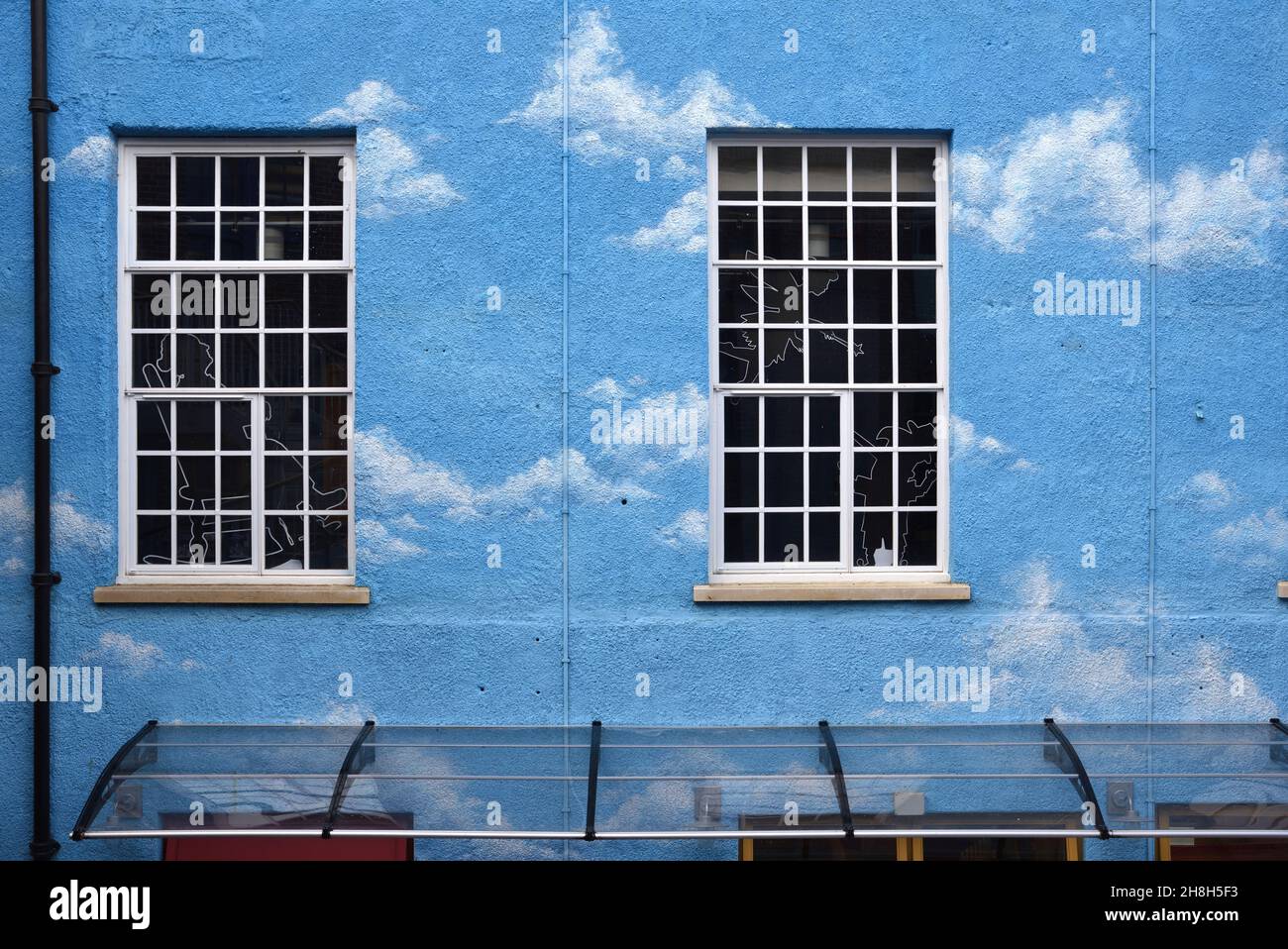 Finestra modello su Blue Wall con Cloud Design sulla facciata del vecchio edificio il Museo della Storia nella Città Vecchia o il quartiere storico di Oxford Inghilterra Foto Stock