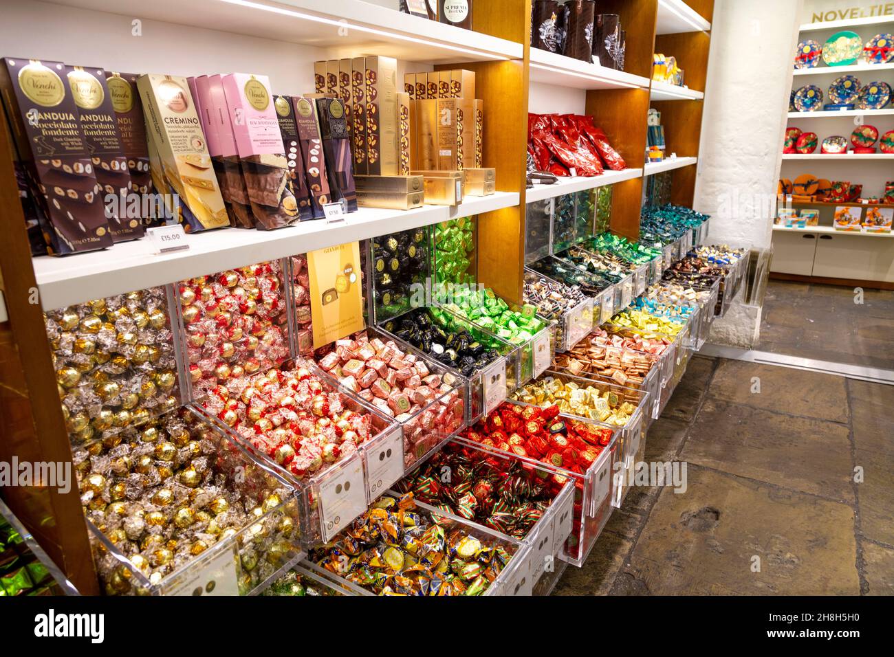 Selezione di cioccolatini assortiti presso il negozio di cioccolatini Venchi a Covent Garden, Londra, Regno Unito Foto Stock