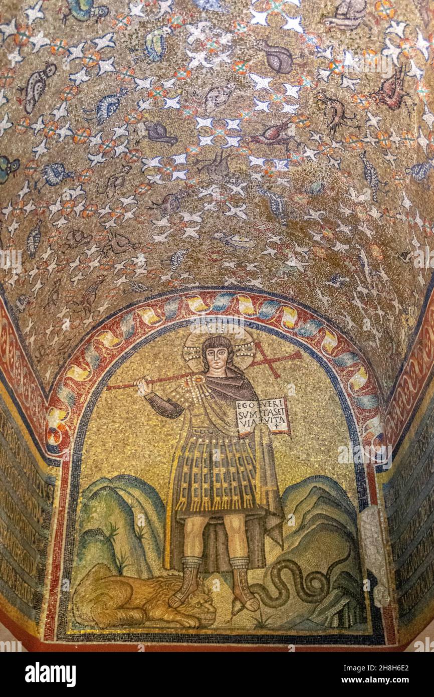 Ravenna, Italia - 01.11.2021 - Mosaico nella Cappella arcivescovile lettura di Cristo sulle bestie, Ravenna, VI secolo - Ravenna, Emilia Romagna, Italia, Foto Stock