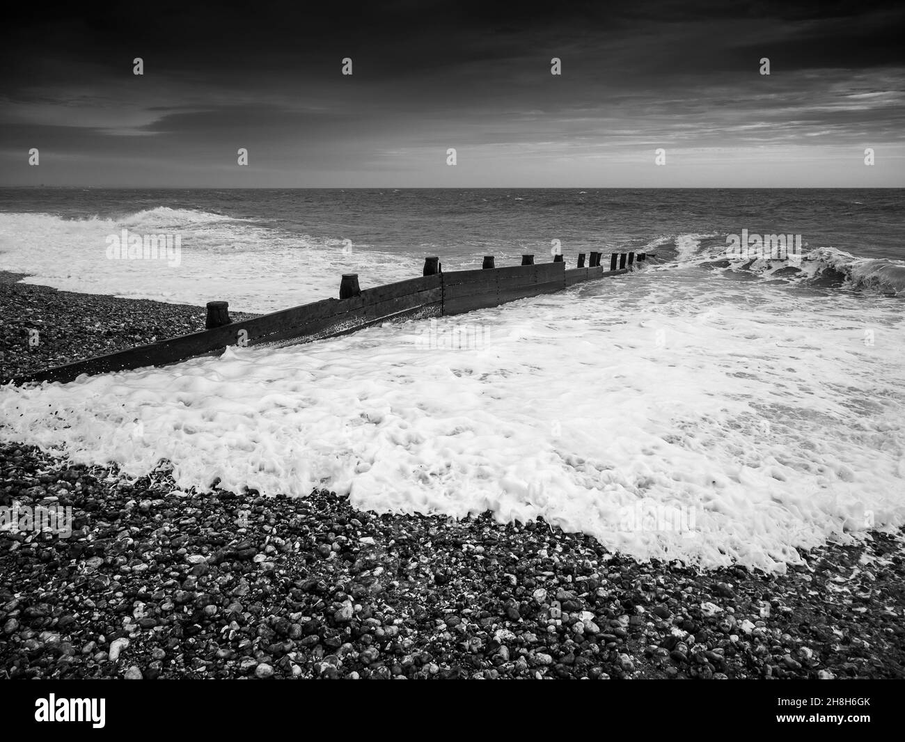 Groyne nella Manica a East Beach, Selsey, West Sussex, Inghilterra. Foto Stock