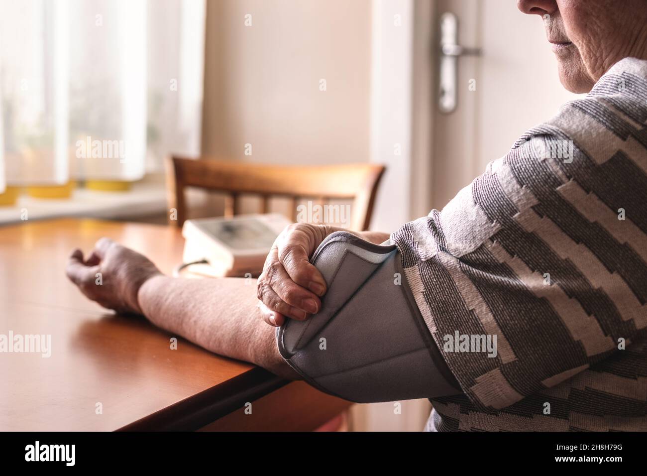 Dispositivo medico del manometro della pressione sanguigna. Donna anziana sta controllando la sua ipertensione. Strumento medico diagnostico Foto Stock