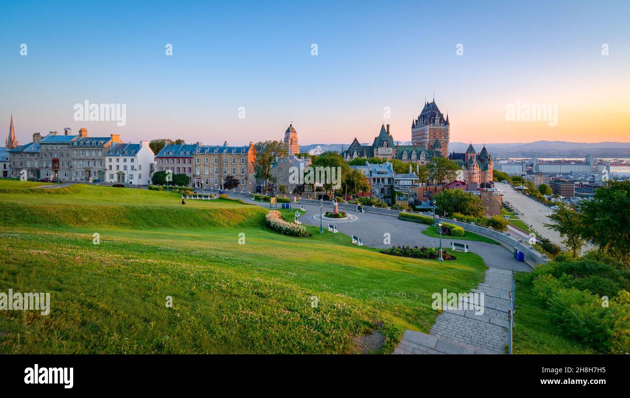 Panorama della città vecchia di Quebec al daybreak, Chateau Frontenac sullo sfondo, Quebec, Canada Foto Stock