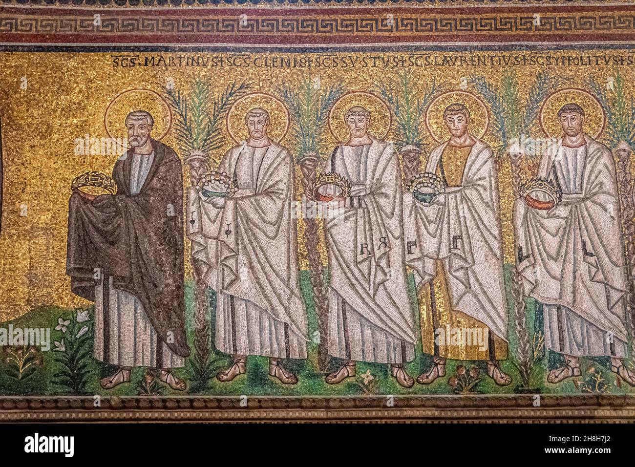 Ravenna, Italia - 01.11.2021 - il mosaico dei Santi nella Basilica di Sant Apollinare nuovo a Ravenna, Emilia Romagna, Italia, Europa Foto Stock