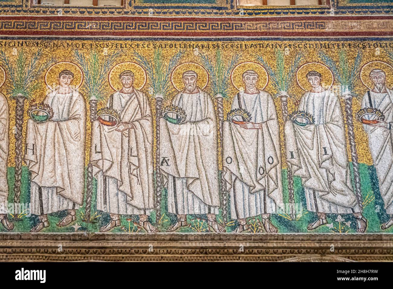 Ravenna, Italia - 01.11.2021 - il mosaico dei Santi nella Basilica di Sant Apollinare nuovo a Ravenna, Emilia Romagna, Italia, Europa Foto Stock