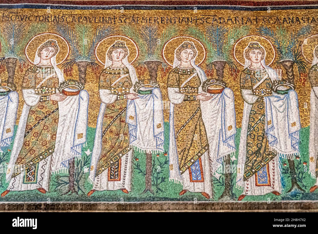 Ravenna, Italia - 01.11.2021 - il mosaico dei Santi nella Basilica di Sant Apollinare nuovo a Ravenna, Emilia Romagna, Italia, Europa Foto Stock