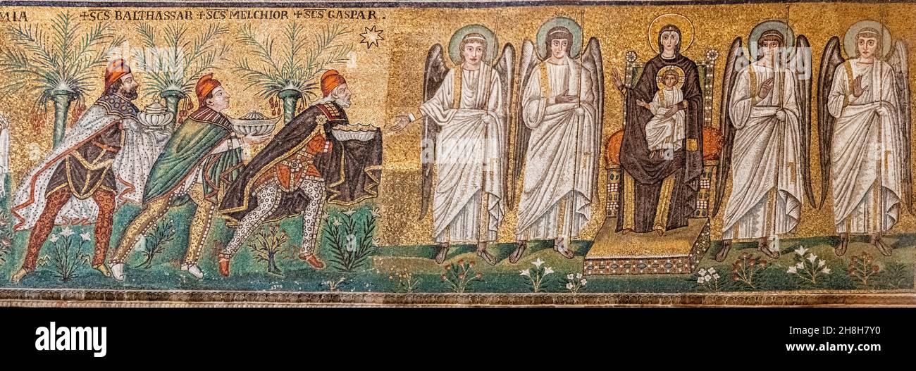 Ravenna, Italia - 01.11.2021 - il mosaico della Santa Maria con gli angeli e i tre Magi nella Basilica di Sant Apollinare nuovo a Ravenna, Emilia R. Foto Stock
