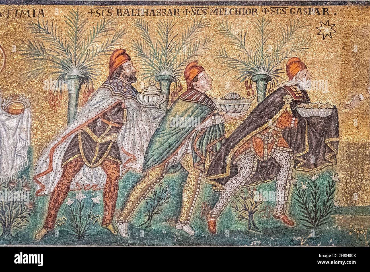 Ravenna, Italia - 01.11.2021 - il mosaico dei tre Magi nella Basilica di Sant Apollinare nuovo a Ravenna, Emilia Romagna, Italia, Europa Foto Stock