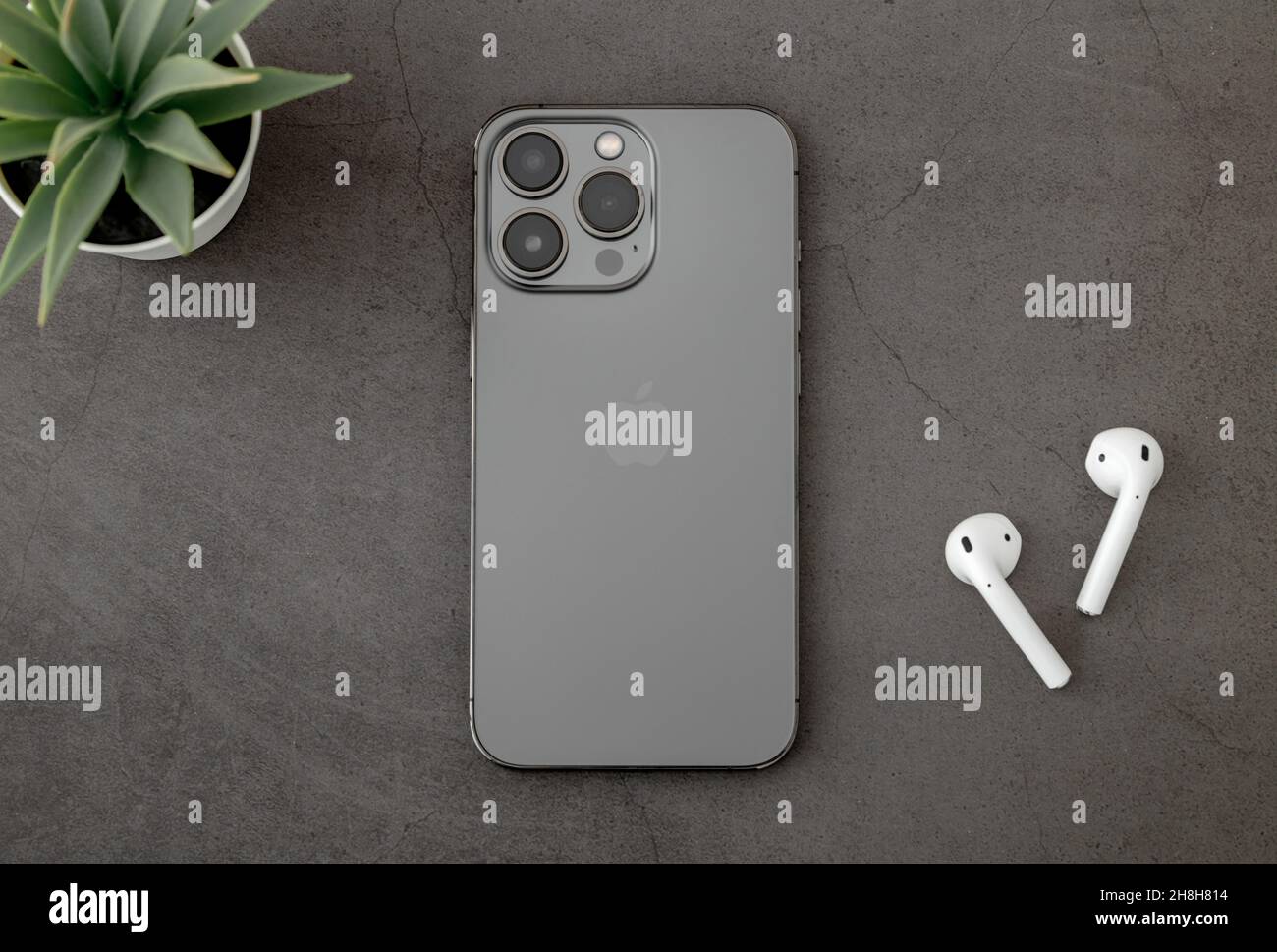 Antalya, Turchia - 30 novembre 2021: Nuovo iPhone 13 pro con angolo posteriore Foto Stock