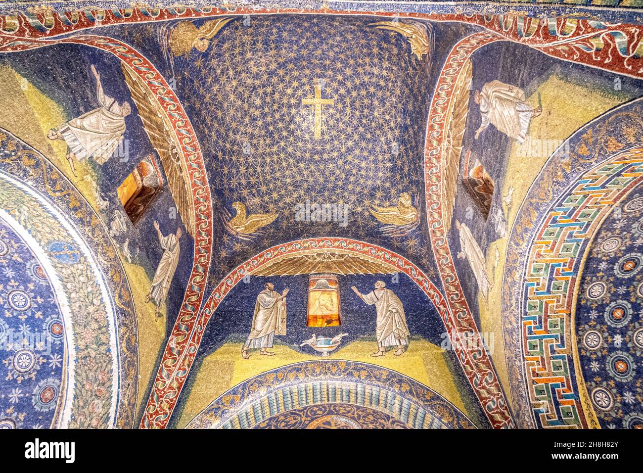 Ravenna, Italia - 01.11.2021 - mosaici nel soffitto del Mausoleo di Galla Placidia Foto Stock