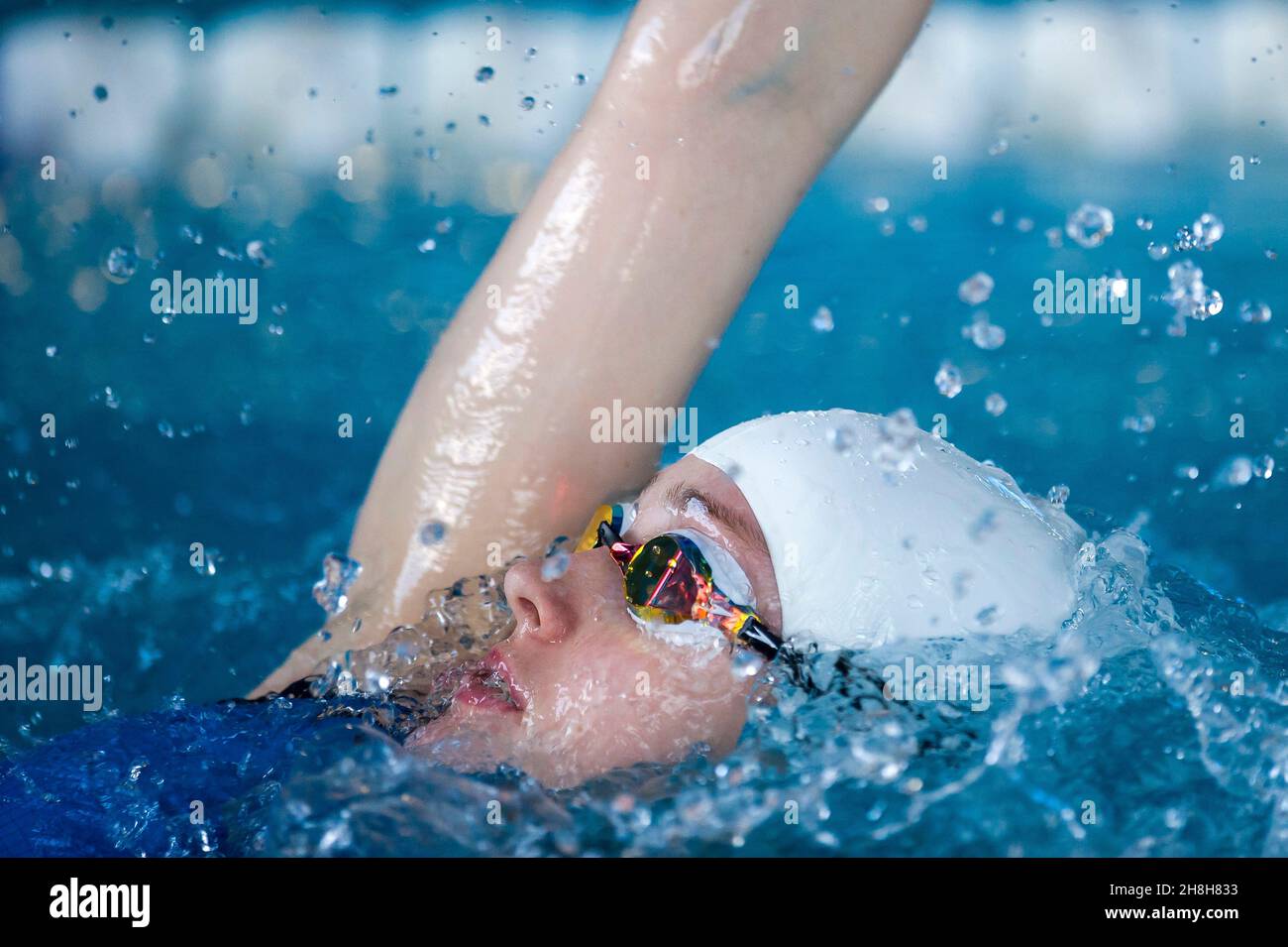 nuotatore a dorso nella piscina Foto Stock