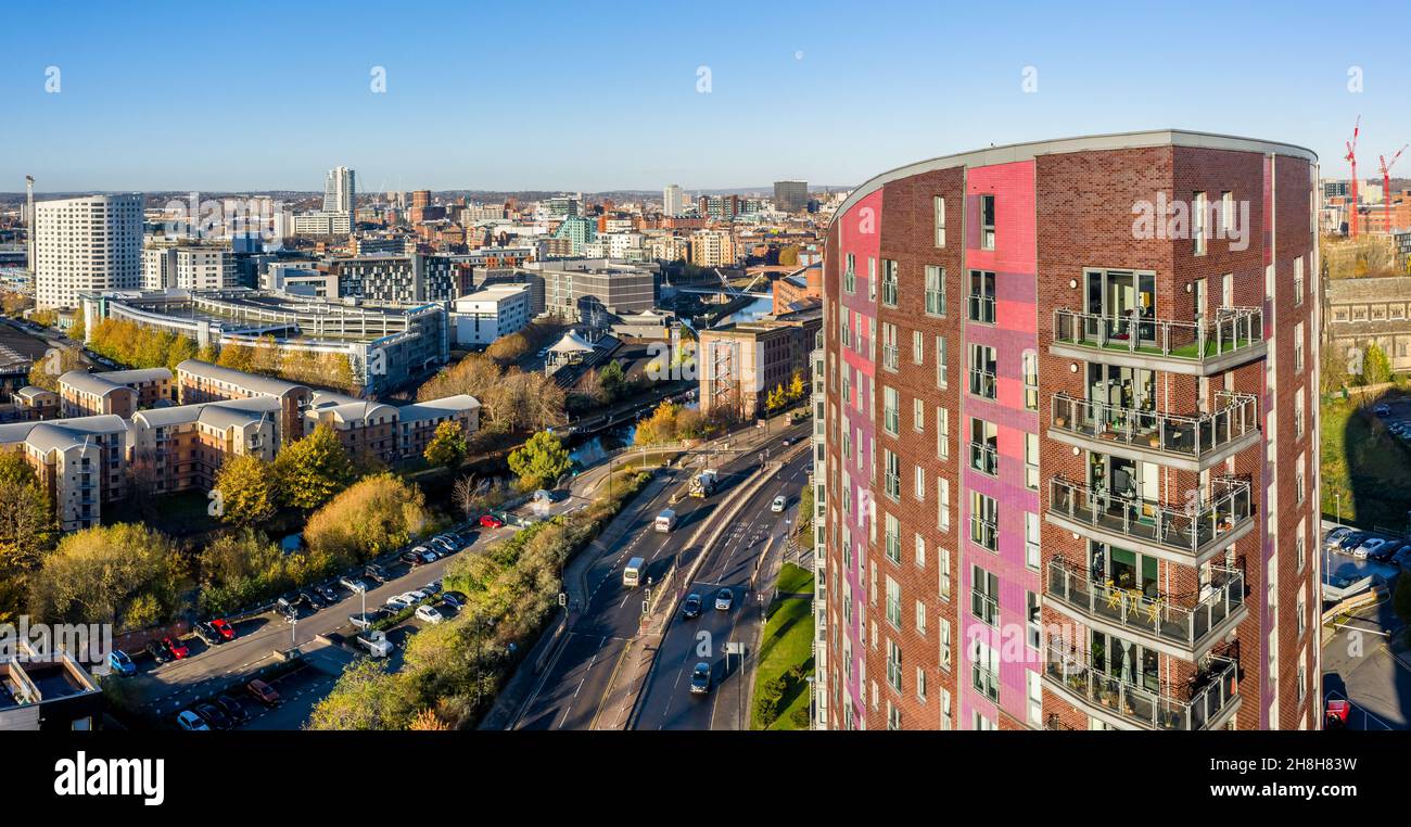 Un panorama aereo della città di Leeds con alti edifici di appartamenti e collegamenti di trasporto nella proliferazione urbana Foto Stock