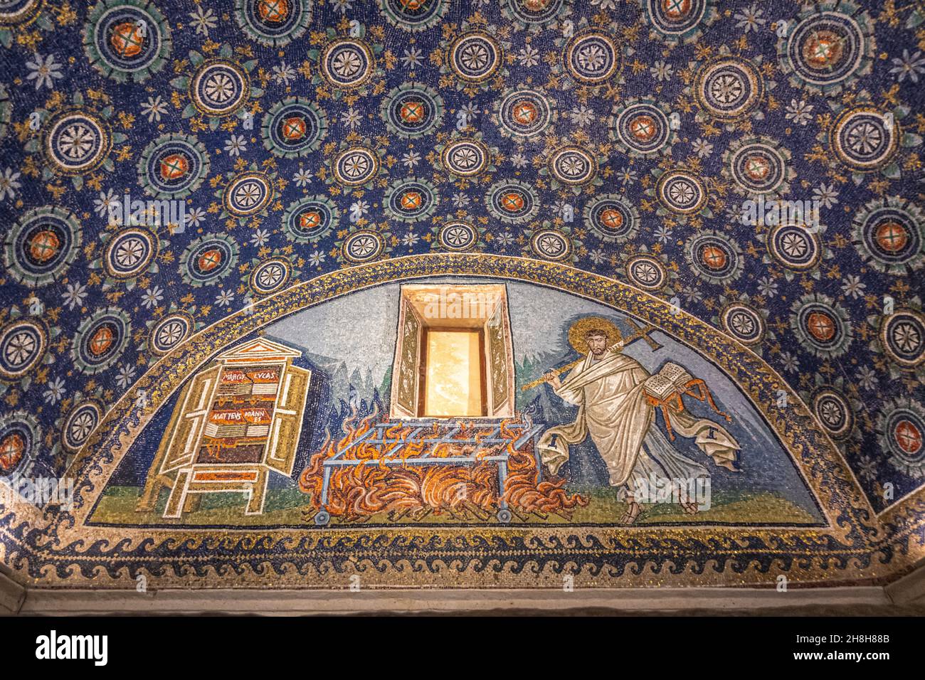 Ravenna, Italia - 01.11.2021 - il mosaico del martirio di San Lorenzo in Mausoleo di Galla Placidia, Emilia Romagna, Italia, Europa Foto Stock