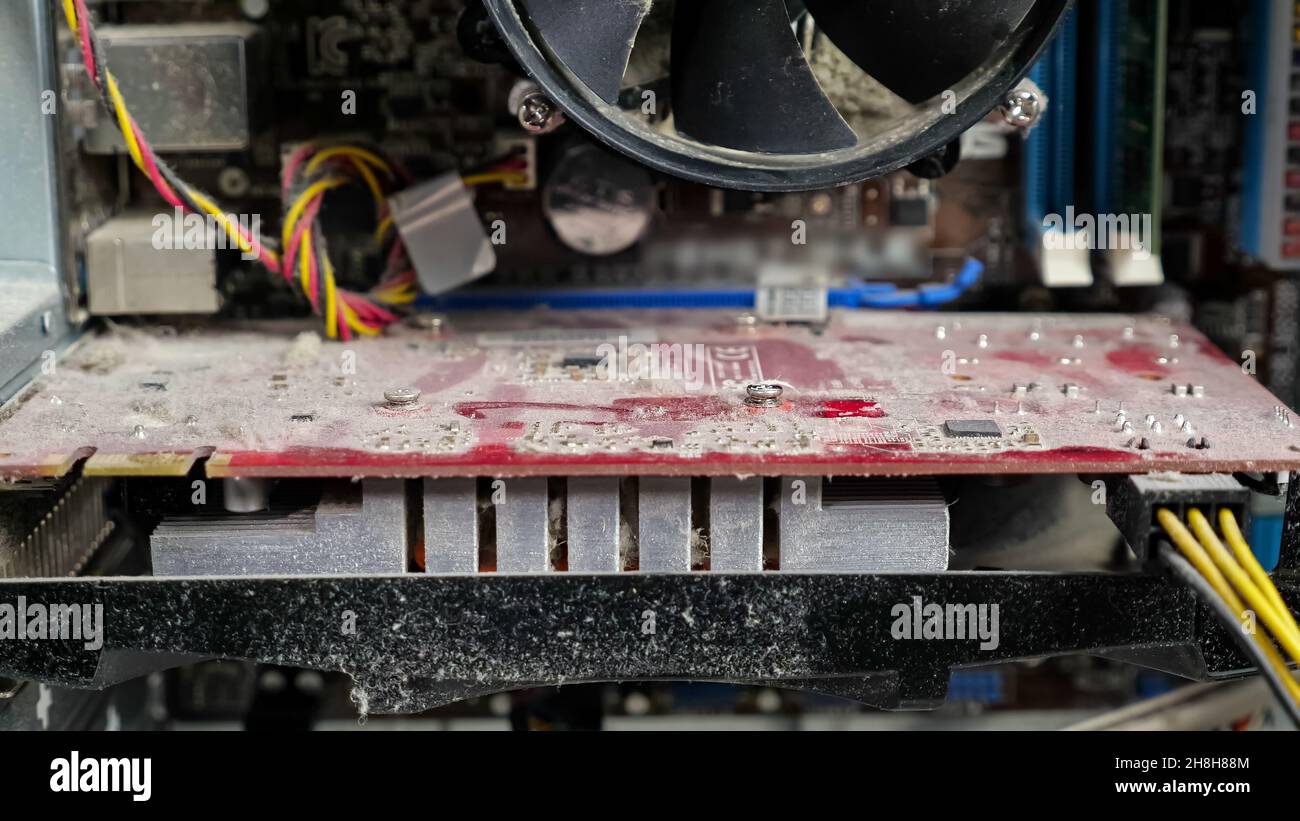 Primo piano di un computer polveroso disassemblato, fotocamera che ingrandisce Foto Stock