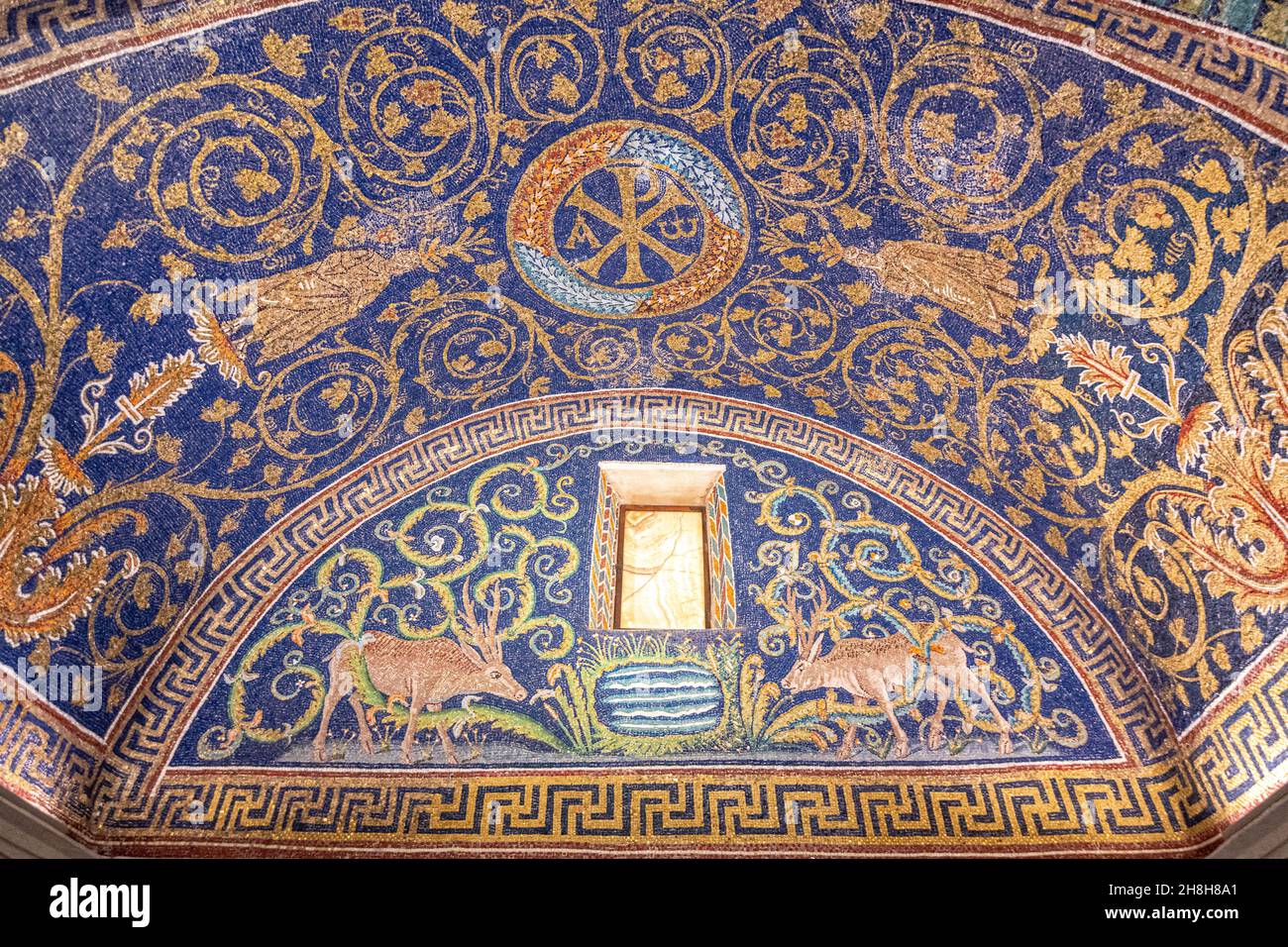 Ravenna, Italia - 01.11.2021 - il mosaico dei cervi e del cristogramma in Mausoleo di Galla Placidia, Emilia Romagna, Italia, Europa Foto Stock