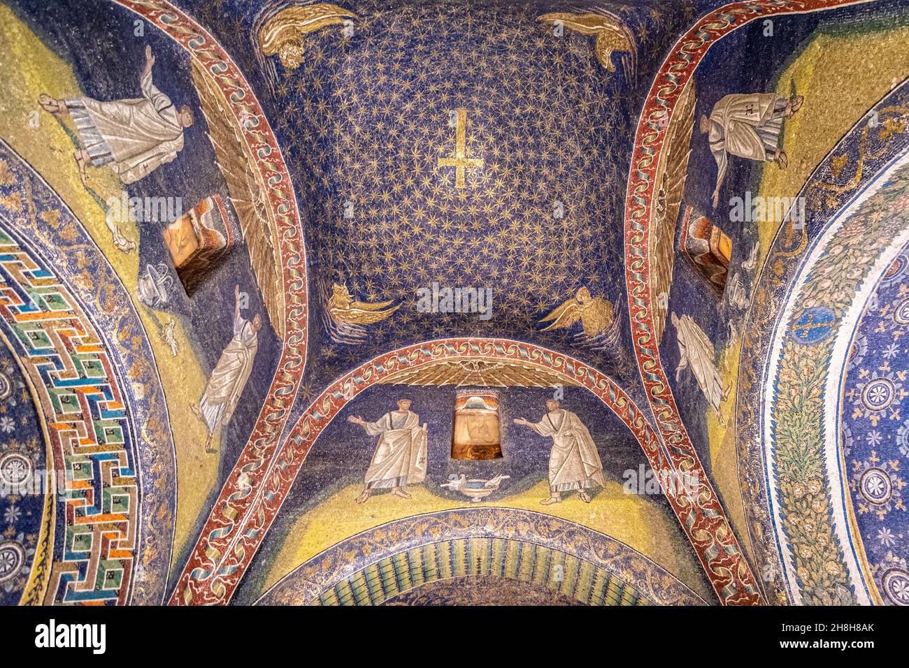 Ravenna, Italia - 01.11.2021 - mosaici nel soffitto del Mausoleo di Galla Placidia Foto Stock