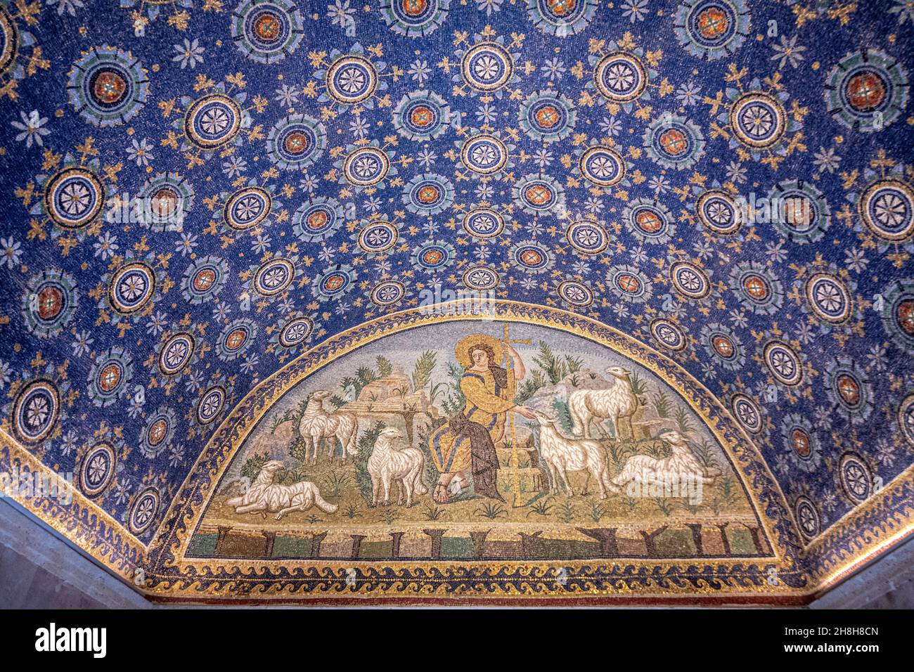 Ravenna, Italia - 01.11.2021 - il mosaico del buon Shepard in Mausoleo di Galla Placidia, Emilia Romagna, Italia, Europa Foto Stock