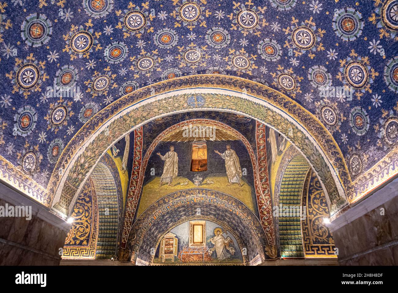 Ravenna, Italia - 01.11.2021 - mosaici nel soffitto del Mausoleo di Galla Placidia Foto Stock