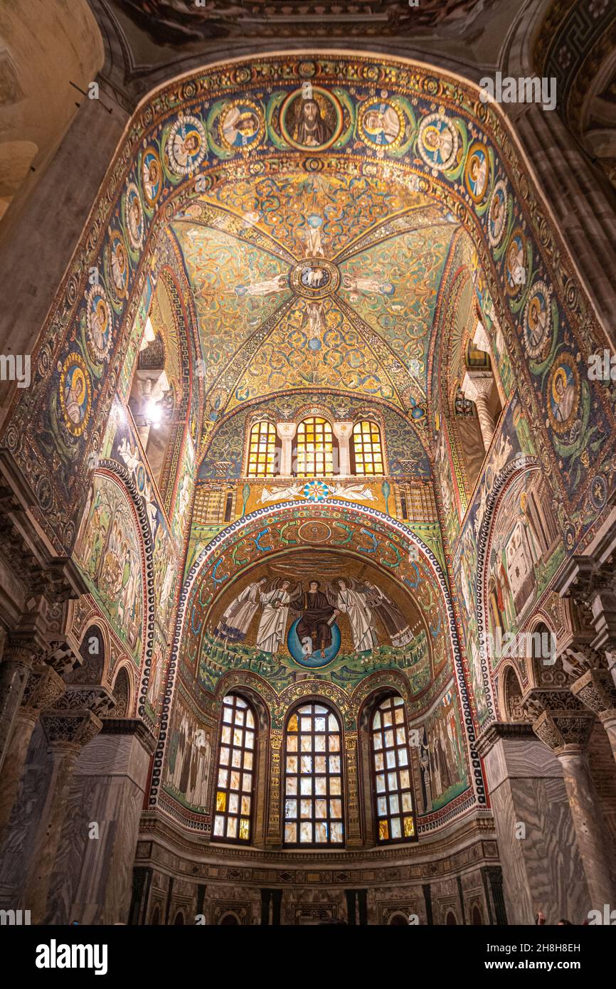 Ravenna, Italia - 01.11.2021 - famosi mosaici paleocristiani nella Chiesa di San vitale a Ravenna, Emilia Romagna, Italia, Europa Foto Stock