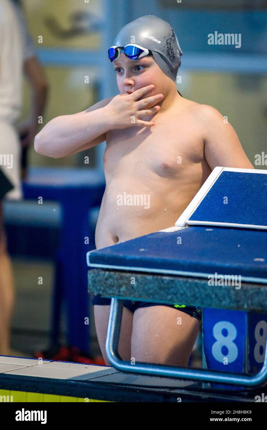 ragazzo nuotatore prima di iniziare l'evento di nuoto Foto Stock