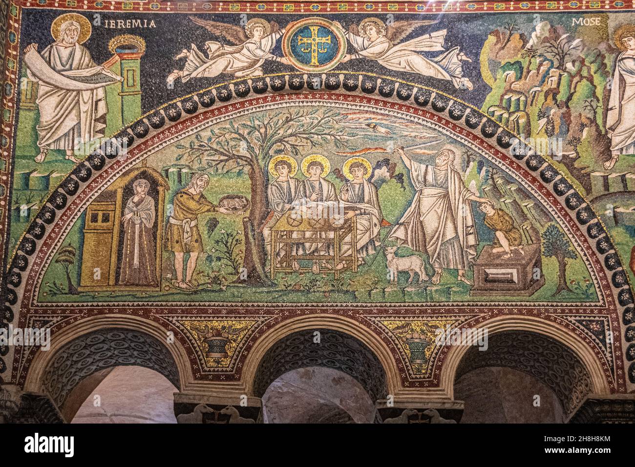Ravenna, Italia - 01.11.2021 - famosi mosaici paleocristiani nella Chiesa di San vitale a Ravenna - i profeti Jeremia, Mosè, Abramo e Isacco, Emilia R. Foto Stock