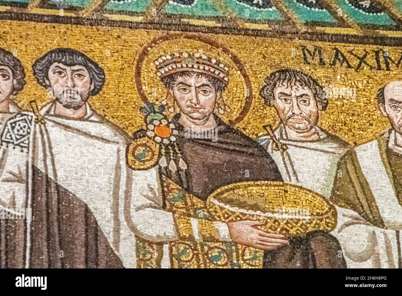 Ravenna, Italia - 01.11.2021 - famosi mosaici paleocristiani nella Chiesa di San vitale a Ravenna - mosaico bizantino dell'imperatore Giustiniano e della sua retinue, Foto Stock