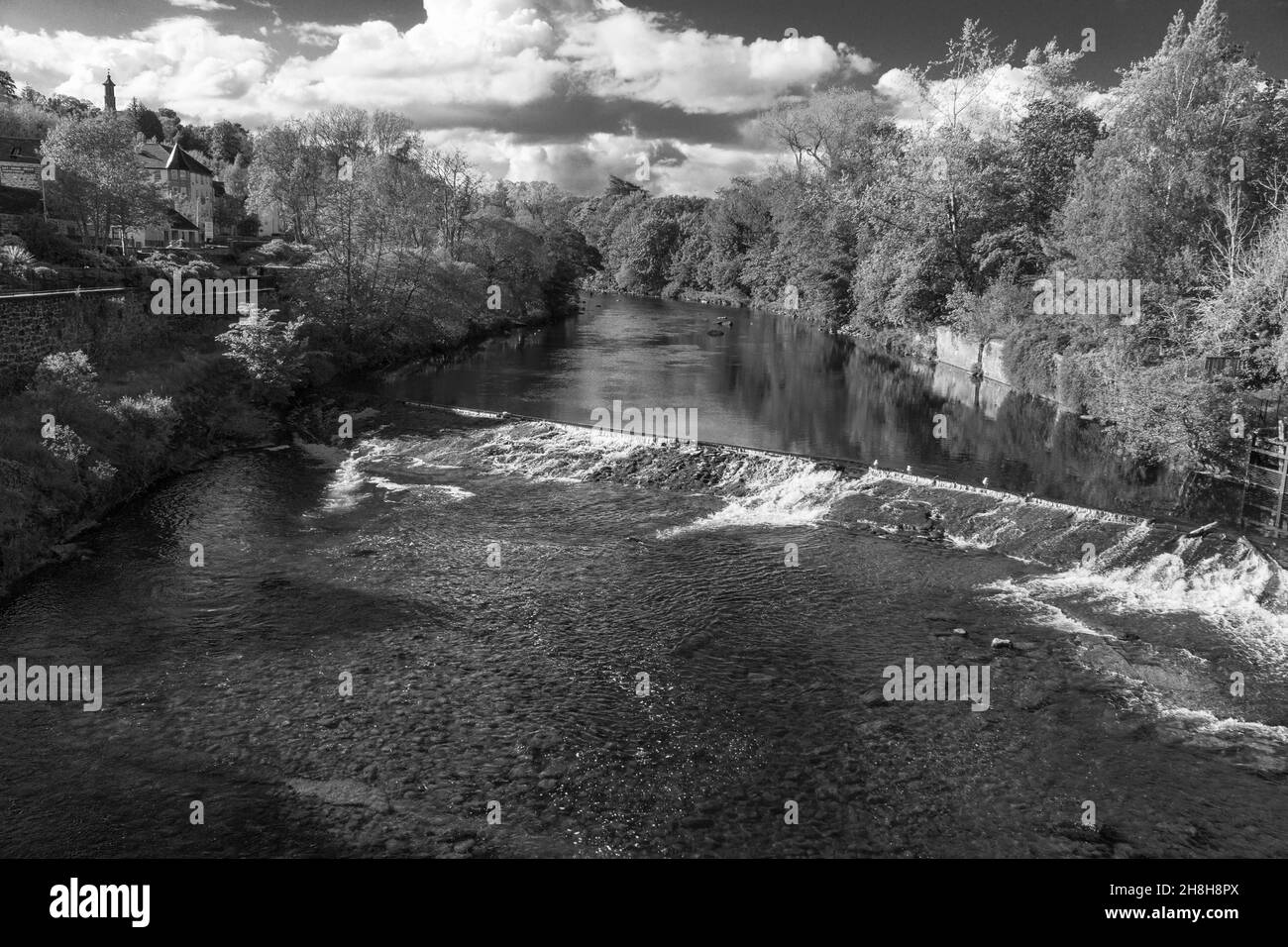Sguadire sul fiume Ericht che scorre attraverso Blairgowrie e Rattay, Perthshire Scozia Regno Unito. Giugno 2021 Foto Stock
