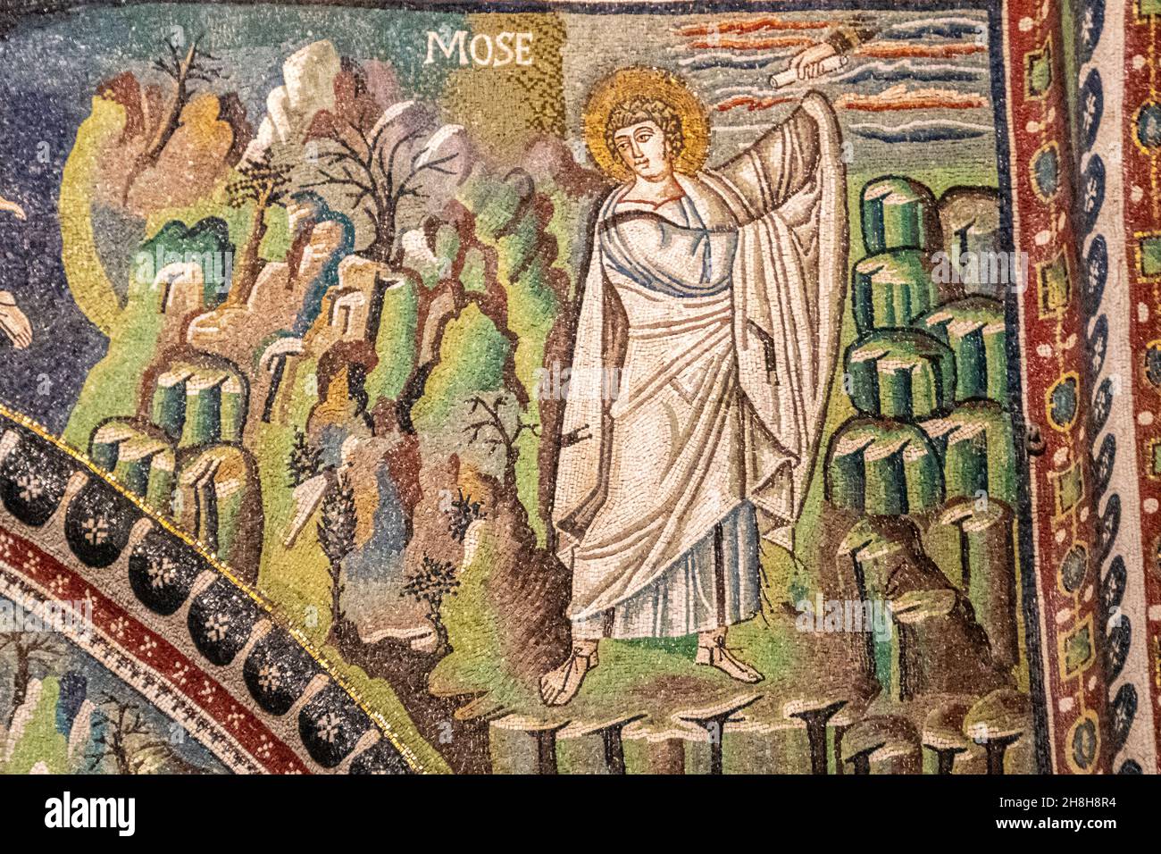 Ravenna, Italia - 01.11.2021 - famosi mosaici paleocristiani nella Chiesa di San vitale a Ravenna - il profeta Mosè, Emilia Romagna, Italia, Europa Foto Stock