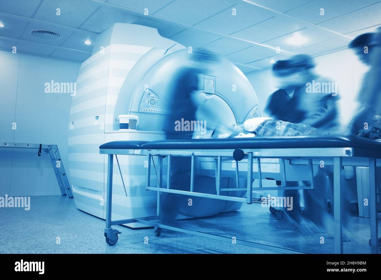 Preparazione al processo di scansione RM di una persona gravemente malata nel reparto di radiologia ospedaliero. Foto Stock