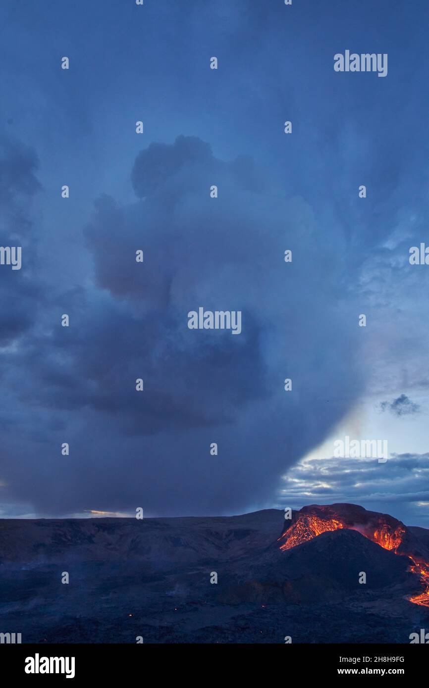 Il vulcano Fagradersfjall nell'Islanda meridionale nella primavera del 2021, quando l'eruzione era la più attiva ma ancora accessibile Foto Stock