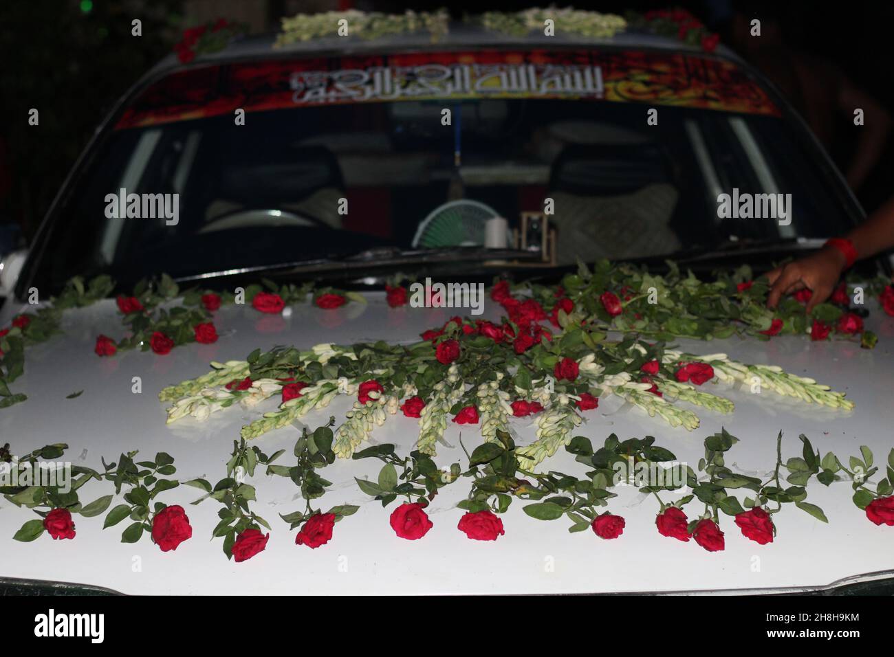 Bella decorazione di auto di nozze con rose e tuberose Foto Stock
