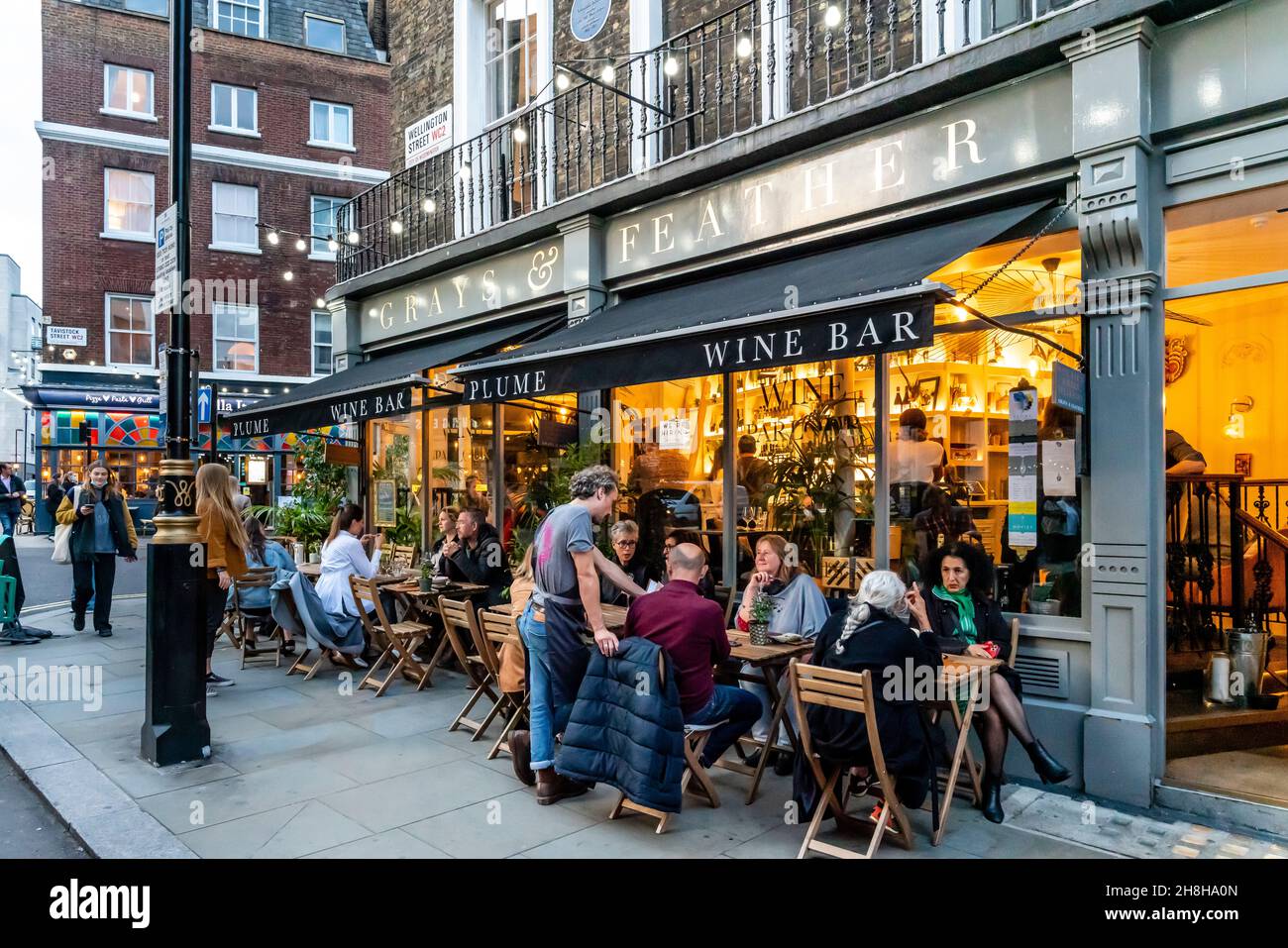 I clienti che si trovano fuori dal Plume Wine Bar, Wellington Street, Covent Garden London, Regno Unito. Foto Stock