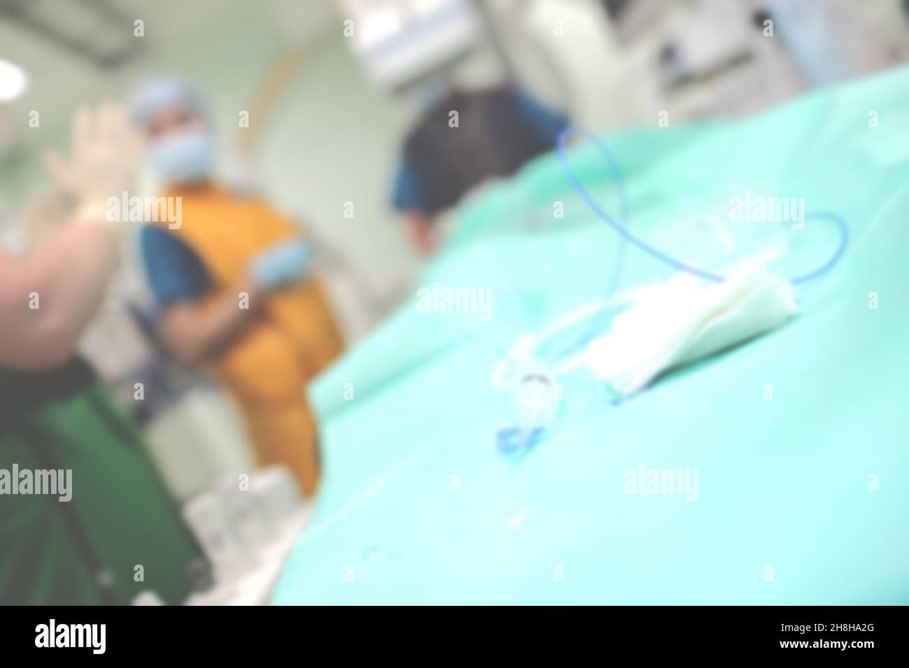 Lavoratori di sesso maschile nella sala operatoria a raggi X, background non focalizzato. Foto Stock