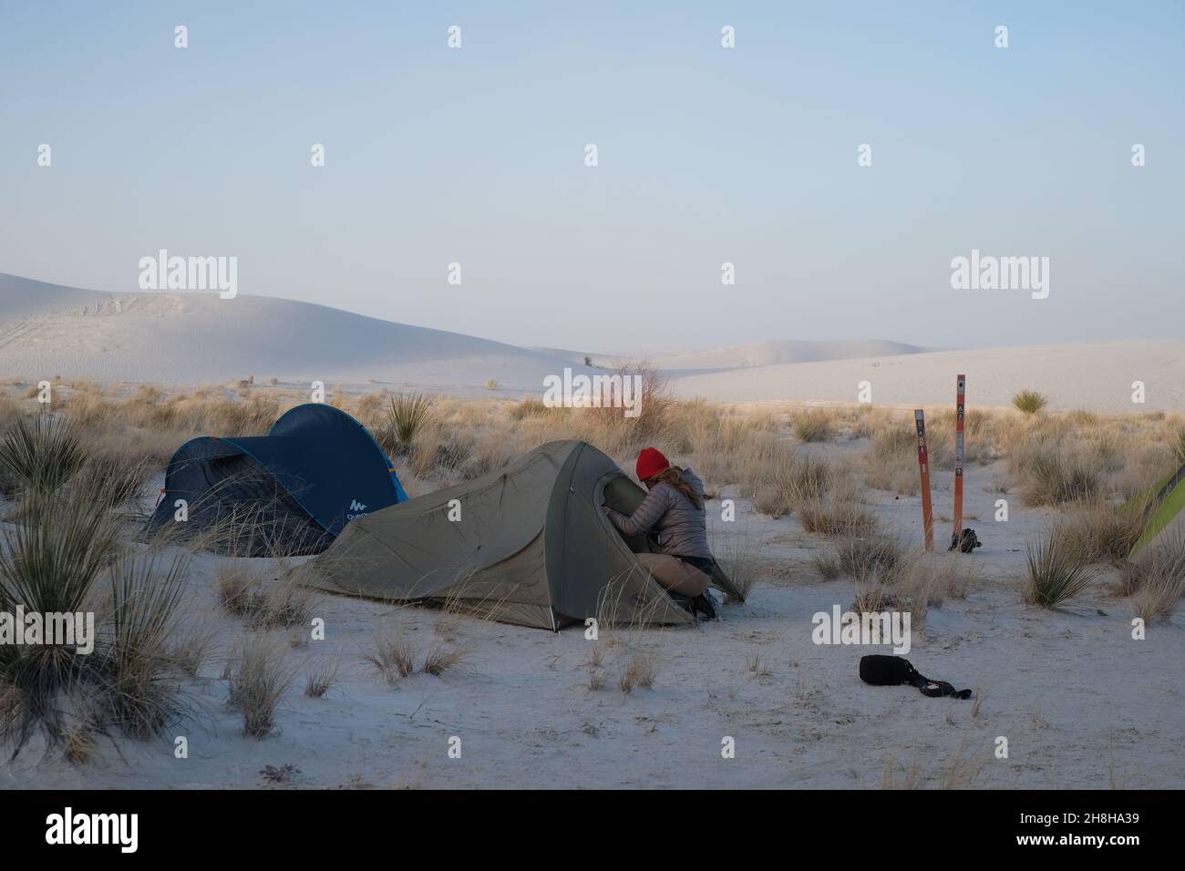 Donna backcountry tenda campeggio al White Sands National Park, New Mexico. Foto Stock