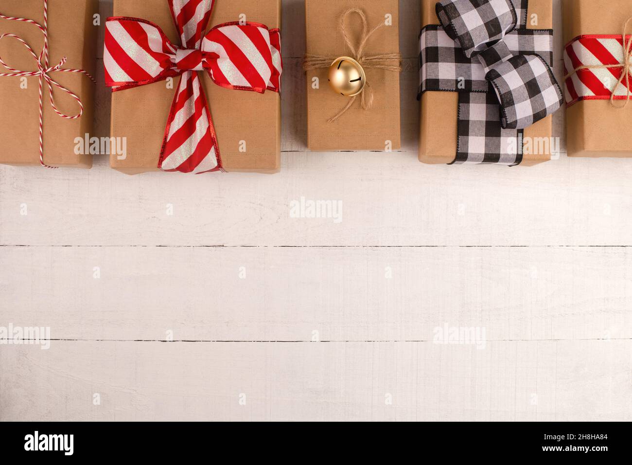 Vista dall'alto flatlay di Natale marrone mestiere scatole regalo su sfondo di legno bianco con spazio copia Foto Stock