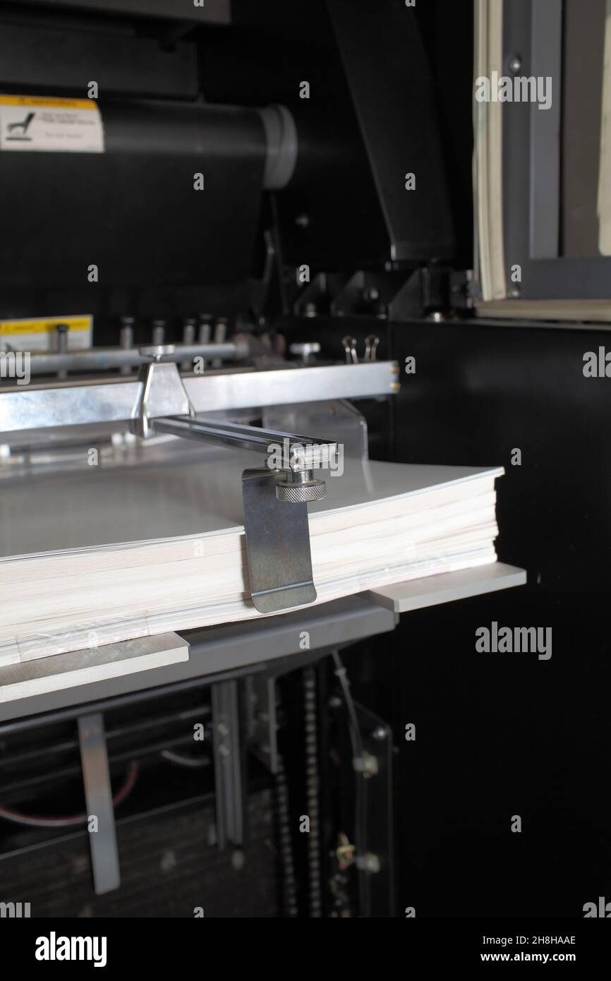 Stampante per la stampa con la carta nel vassoio Foto Stock