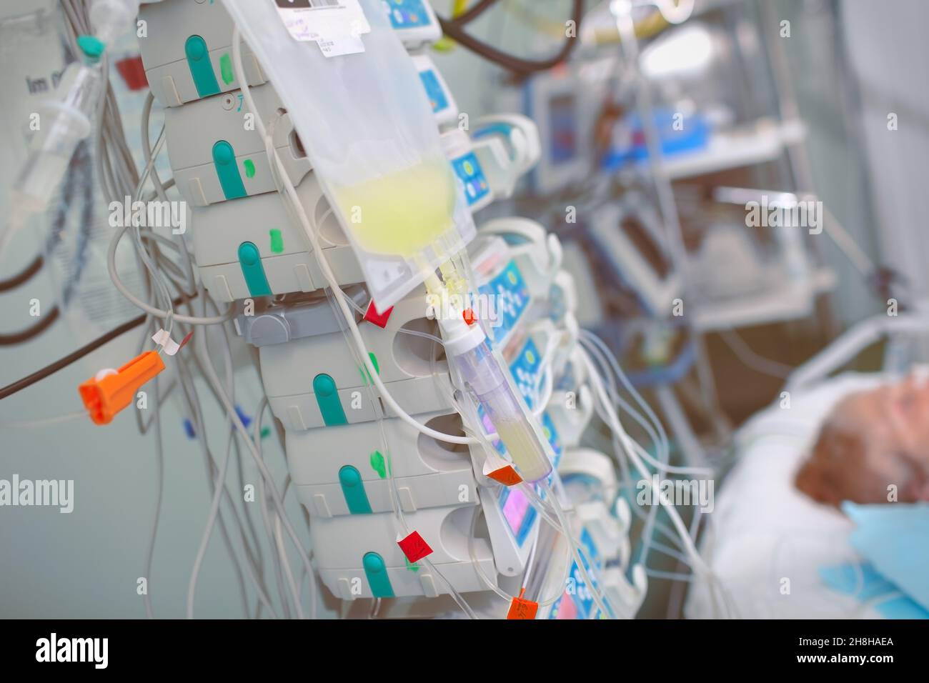 Assistenza critica di pazienti gravemente malati in ospedale. Foto Stock