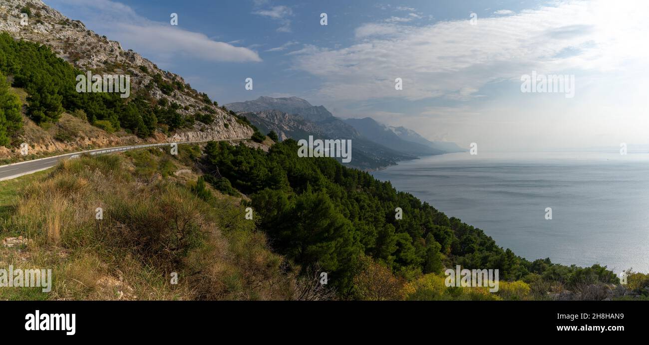 Vista sull'autostrada Adriatica e sulla costa dalmata vicino a Makarska Foto Stock