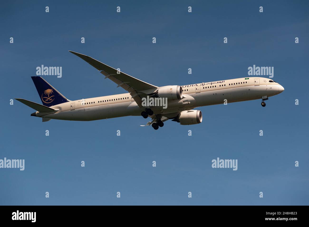 29.11.2021, Singapore, Repubblica di Singapore, Asia - Boeing 787-10 il jet Dreamliner della compagnia aerea Saudita Saudia atterra all'aeroporto di Changi. Foto Stock