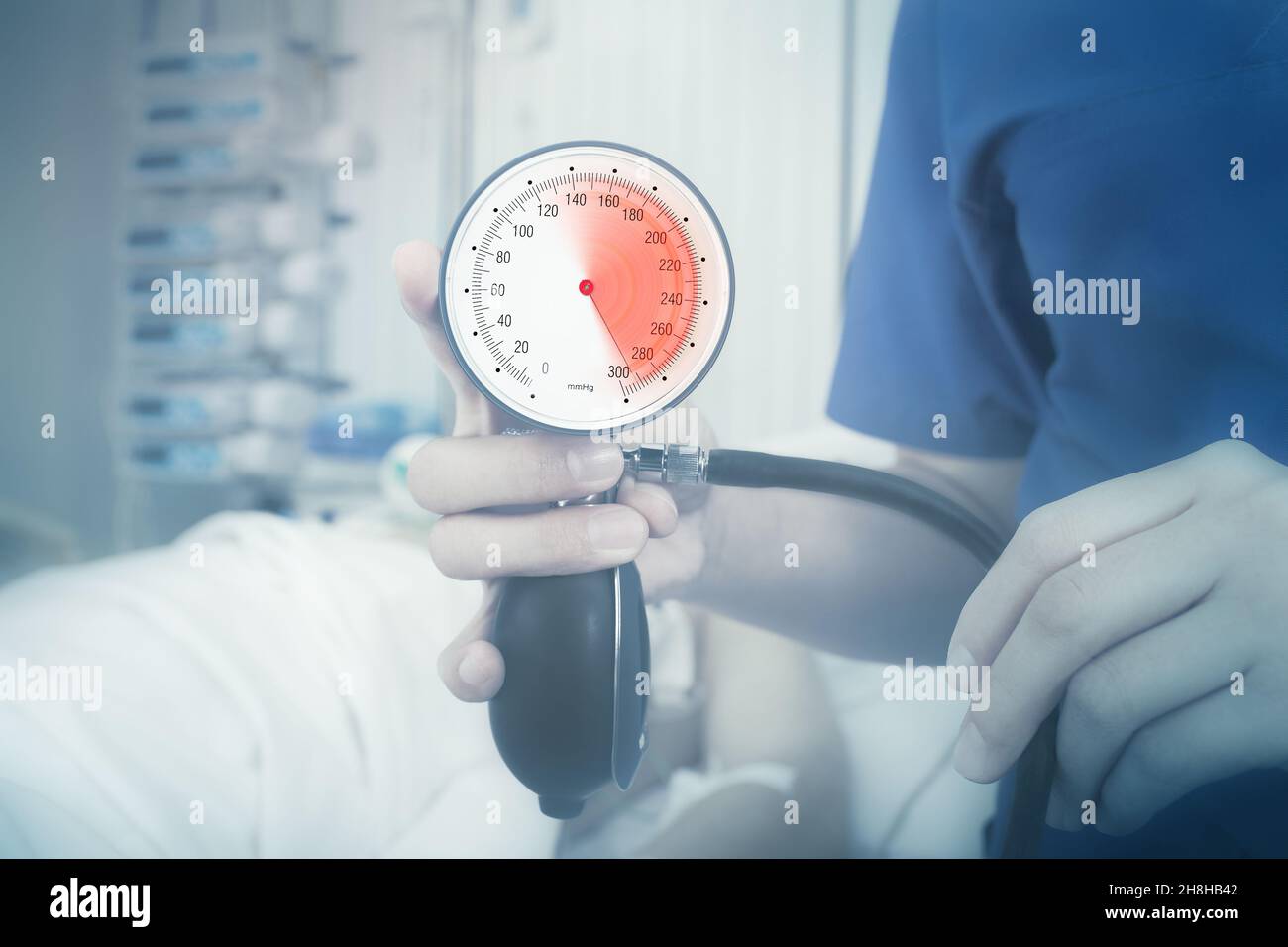 Manometro con zona rossa marcata di pressione alta in mano del medico. Foto Stock