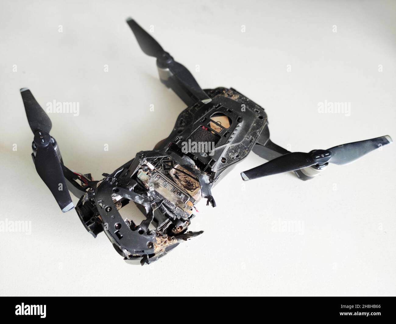 Il drone UAV è stato abbattito con un fucile. Drone isolato su sfondo bianco. Quadricottero nero rotto su sfondo bianco. I droni vengono utilizzati per il rilevamento e la mappatura. Foto Stock