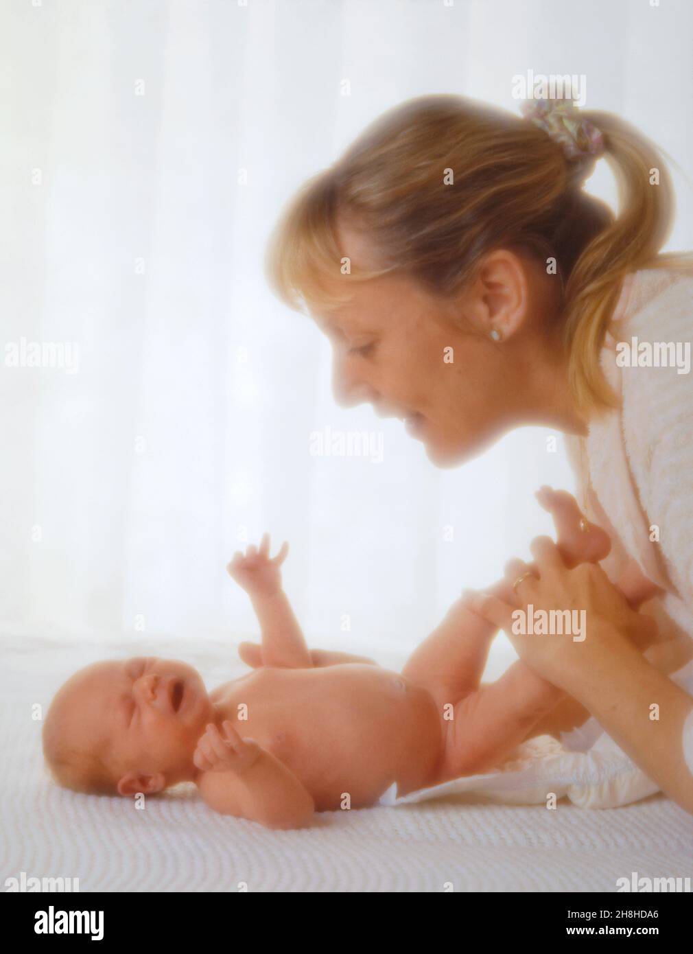 Madre con neonato. Foto Stock